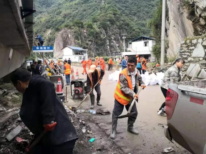 新2025澳门天天开好彩和300斤巨石砸中汽车与300斤巨石砸中汽车司机逃生