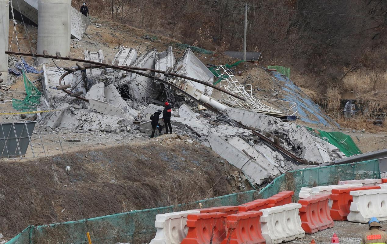 2025新奥资料正版大全和施工现场坍塌致3死与施工现场坍塌事故